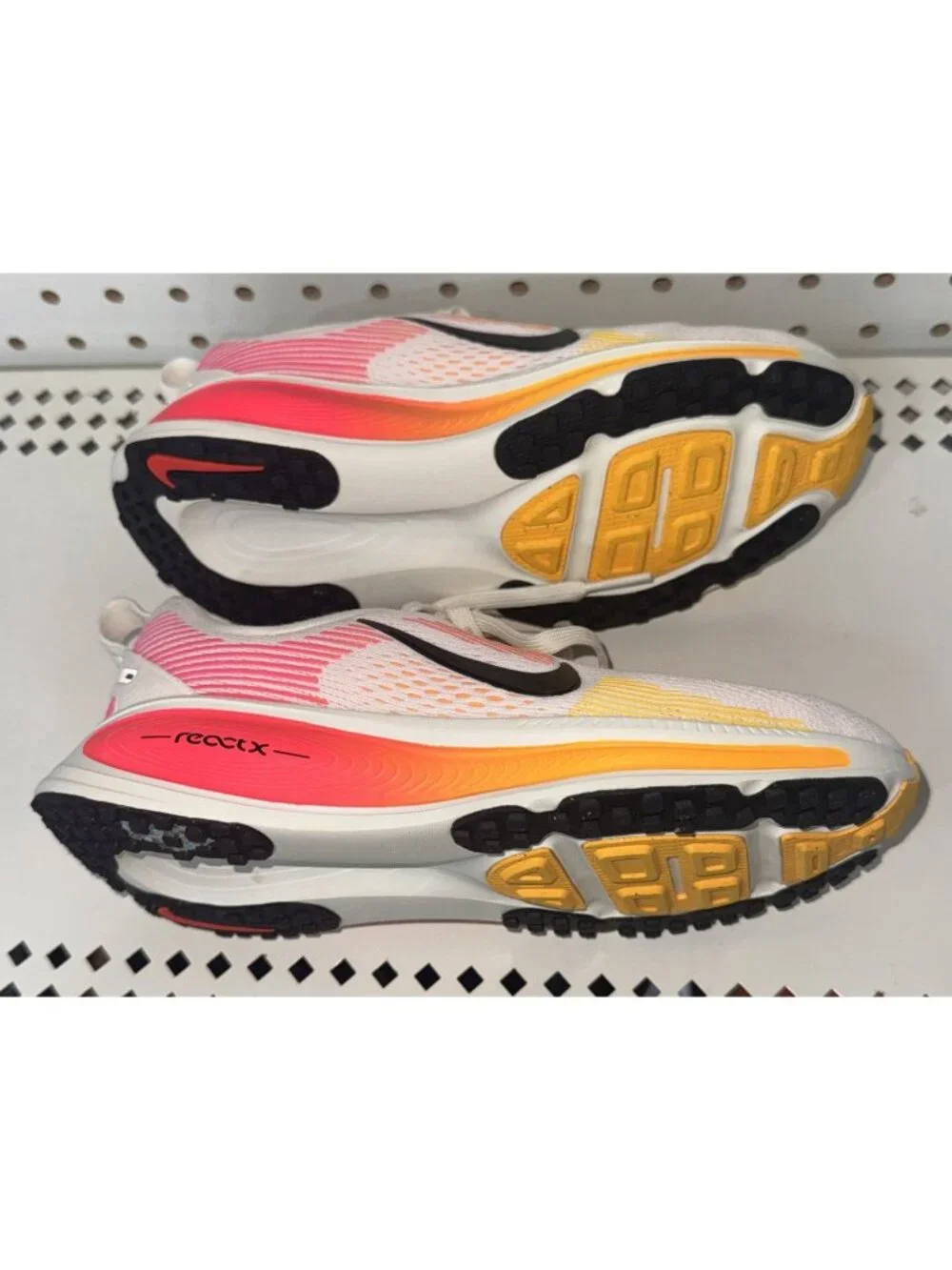 Nike Vomero 18 Sail Bright Crimson Boys Youth Athletic Running Shoes Size 1.5Y
